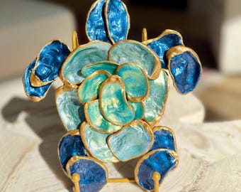 Escultura de tortuga marina bebé hecha con concha de ostra, decoración costera azul y verde