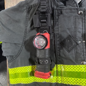 TacMount-skensystem för att säkra små verktyg på brandmäns bunkerrockar