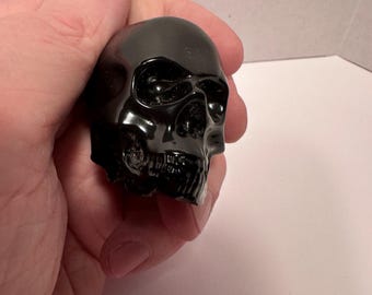 Presse-papier en forme de petit crâne, fabriqué à la main à partir de chutes de PLA recyclées provenant de mes propres impressions 3D
