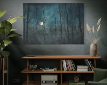 Puede incluir: Una obra de arte en lienzo rectangular representa una escena de bosque iluminada por la luna. La obra presenta una luna llena, árboles silueteados y una paleta de colores azul oscuro y verde azulado. La pintura se exhibe sobre una estantería de madera con libros y objetos decorativos.