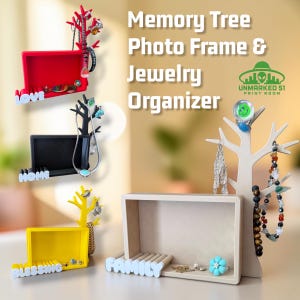 以下が含まれることがあります： 赤、黒、黄、ベージュのMemory Treeフォトフレーム兼ジュエリーオーガナイザーのコレクション。各ユニットは、長方形のフレーム、ジュエリーを掛けるための木のような枝、そしてLOVE、HOME、BLESSING、またはFAMILYという3Dテキストが施されたベースで構成されています。