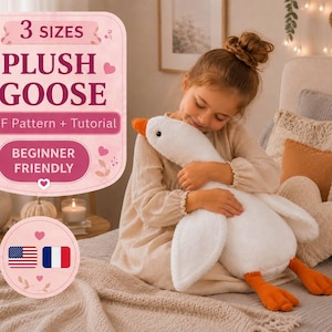 Peut inclure: Une oie en peluche blanche avec un bec et des pattes orange. Une superposition graphique rose affiche le texte 3 SIZES PLUSH GOOSE PDF Pattern + Tutorial BEGINNER FRIENDLY, avec de petits cœurs et les drapeaux des États-Unis et de la France.