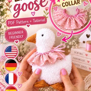 Könnte beinhalten: Ein weißes Plüschgans-Spielzeug mit braunem Schnabel und Füßen, das einen rosa Rüschenkragen mit weißen Punkten trägt. Das Bild enthält den Text Little goose, PDF Pattern + Tutorial, Beginner Friendly und + BONUS COLLAR.