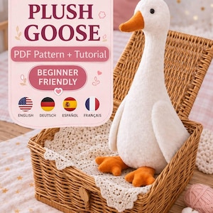 Puede incluir: Un ganso de peluche blanco con pico y patas naranjas, sentado dentro de una cesta de mimbre tejida. Una superposición gráfica rosa muestra el texto 3 SIZES PLUSH GOOSE, PDF Pattern + Tutorial y BEGINNER FRIENDLY, junto a cuatro banderas.