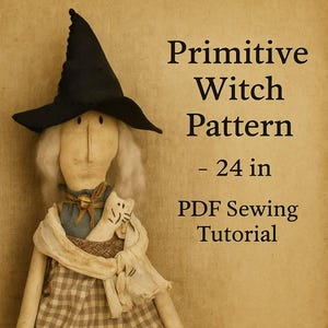 Op de afbeelding: Een handgemaakte primitieve heks pop, ongeveer 61 cm hoog, met een zwarte heksenhoed, geruite rok en zwarte laarzen. De pop heeft een katvormig accessoire. De afbeelding bevat de tekst "Primitive Witch Pattern - 24 in PDF Sewing Tutorial."