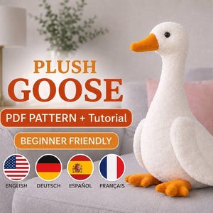 Può includere: Un'oca di peluche bianca con becco e zampe arancioni. L'immagine include il testo PLUSH GOOSE, PDF PATTERN + TUTORIAL e BEGINNER FRIENDLY, insieme a quattro icone circolari di bandiere che rappresentano inglese, tedesco, spagnolo e francese.