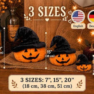 Puede incluir: Tres calabazas de peluche naranjas con caras de jack-o'-lantern cosidas en negro, cada una con un sombrero de bruja de terciopelo negro. El conjunto incluye tamaños de 18 cm, 38 cm y 51 cm, indicados por el texto y las líneas de medida.