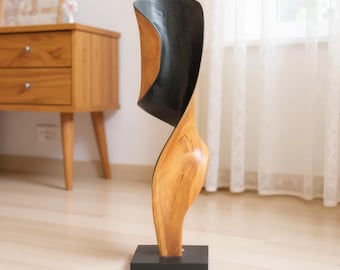 Escultura de madera maciza hecha a mano: decoración rústica primitiva alta para sala de estar o entrada.