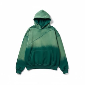 Puede incluir: Sudadera con capucha verde con efecto degradado de color. La mitad superior es de un verde m&aacute;s claro, que pasa a un verde m&aacute;s oscuro en la parte inferior. Cuenta con capucha, mangas largas y un bolsillo delantero. Una costura diagonal a&ntilde;ade un toque &uacute;nico.