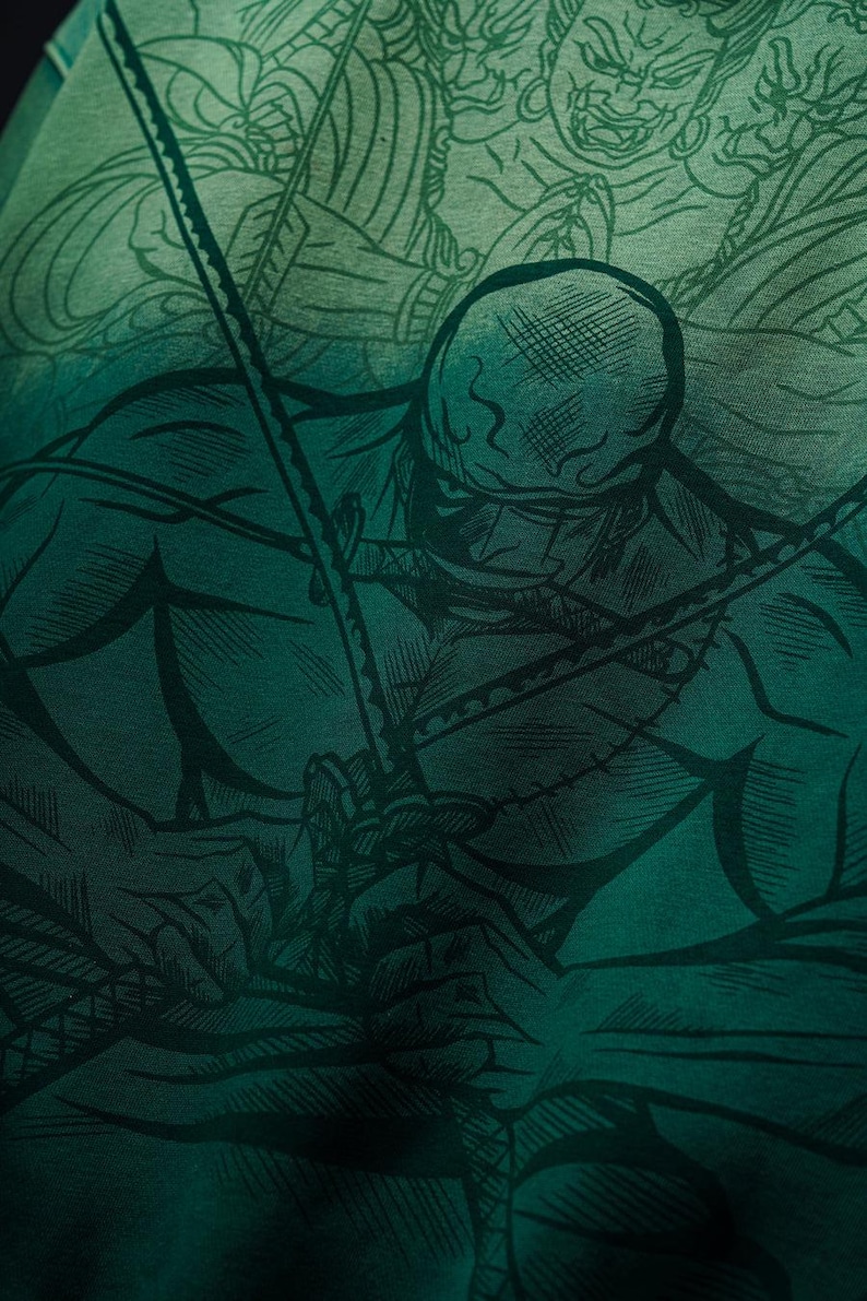 Puede incluir: Un dise&ntilde;o gr&aacute;fico de color verde azulado que presenta una figura musculosa sosteniendo una espada, con otras figuras en el fondo. La obra de arte tiene un estilo de c&oacute;mic, con l&iacute;neas y sombreados detallados. El tema general es la acci&oacute;n y la aventura.