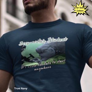 Inspirierendes Studenten T-Shirt mit Lernzitat, Deep Water Learning Konzept, Motivation Shirt – Es ist nie zu spät anzufangen