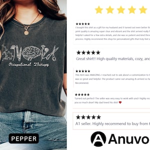 Pu&ograve; includere: T-shirt grigio scuro con la scritta "Occupational Therapy" e grafica bianca. Il design include un cervello, forbici e pezzi di puzzle. La maglietta &egrave; color Pepe.