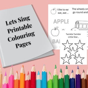 以下が含まれることがあります： 「Lets Sing Printable Colouring Pages」のテキストが入った、印刷可能な塗り絵の束。ページには、リンゴ、スクールバス、星のイラストと歌の歌詞が掲載されています。色鉛筆のコレクションが下にあります。