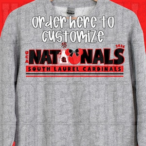 Könnte beinhalten: Ein meliertes graues Sweatshirt mit dem Text "Order here to customize" in Weiß. Darunter steht das Wort "NATIONALS" in Schwarz mit roten Akzenten und "SOUTH LAUREL CARDINALS" in Rot. Eine Cheerleader-Grafik ist ebenfalls vorhanden.