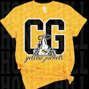 Peut inclure: Un t-shirt jaune vif à manches courtes avec un grand graphisme GG en lettres capitales noires et blanches. Au centre, une illustration de mégaphone avec un nœud, des pompons et une abeille, avec le texte yellow jackets en cursive noire.