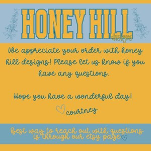 Puede incluir: Gr&aacute;fico con el texto "HONEY HILL designs" en una fuente en negrita de estilo universitario. La imagen incluye el texto "Agradecemos su pedido..." y "&iexcl;Que tenga un d&iacute;a maravilloso!" con una firma.