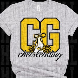 Peut inclure: Un t-shirt gris chiné avec un grand motif CG en lettres capitales jaunes et noires. Au centre, un mégaphone blanc avec un nœud noir, une petite illustration d'abeille et deux pompons jaunes et noirs. Le mot cheerleading est imprimé en dessous.