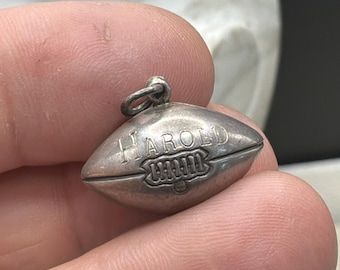 Colgante de fútbol de plata de ley, grabado con Harold, forma hueca abultada, colgante deportivo, 2,5 cm (1 pulgada)