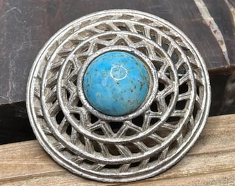 Broche turquesa, estilo suroeste, calado en tono plateado, broche geométrico redondo, cabujón azul, 4,4 cm (1,75 pulgadas)