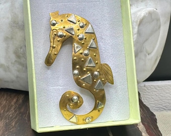 Broche de caballito de mar de latón, remaches de plata de ley, broche de metal mixto, artista firmada, 5 cm (2 pulgadas)