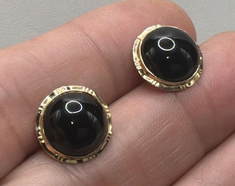 Pendientes de botón de oro amarillo de 14 quilates con cabujón de cúpula de ónix negro y borde geométrico texturizado.