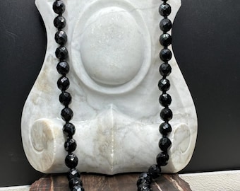 Collar negro facetado estilo azabache, 76 cm de largo, estilo art déco, con cristales.