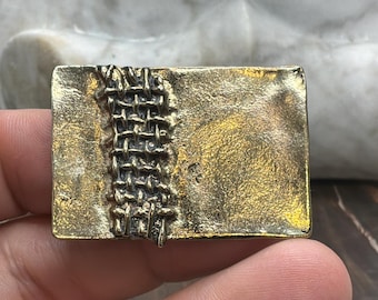 Broche brutalista, textura tejida fundida, tono dorado, Modernist Studio, 4,4 cm (1,75 pulgadas)