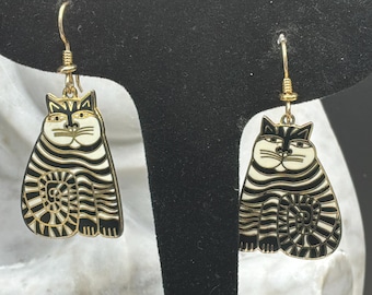 Pendientes colgantes de gato esmaltados de Laurel Burch, atigrado blanco y negro, gancho dorado (3,8 cm)