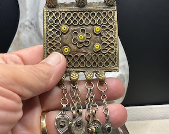 Colgante tribal Kuchi, trabajo en alambre de latón afgano, vidrio amarillo, flecos colgantes de hojas (5 pulgadas)