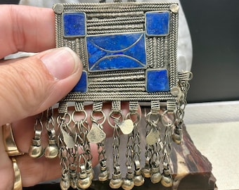 Colgante de lapislázuli, incrustaciones afganas, tono plateado, flecos Kuchi, 10 cm (4 pulgadas)