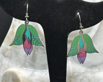Pendientes Laurel Burch Jungle Jasmine, colgantes florales de esmalte firmados, gancho francés, 3,8 cm (1,5 pulgadas)