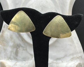 Pendientes de latón, tipo triángulo, estilo geométrico modernista, superficie grabada, poste grueso, 2,5 cm (1 pulgada)
