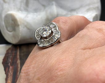 Anillo de diamantes de imitación, diseño floral tipo baguette, cóctel en tono plateado, cristal transparente, talla 7.5