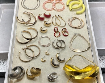 Lote de 25 pares de pendientes de aro en tonos dorados y plateados, estilos variados, aros llamativos y para uso diario, joyería de moda.