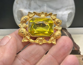 Broche Dauplaise, cristal citrino con lámina, marco ornamentado en tono dorado, broche de diseñador firmado, 4,4 cm (1,75 pulgadas)