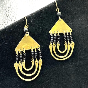 Boucles d'oreilles tribales, pendentifs géométriques en laiton | Perles noires | Patine ethnique vintage