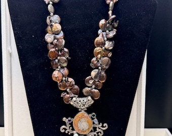 Collar de amatista, citrino, ópalo, calcedonia y amonita de ley, con perla barroca de agua dulce, joyería artesanal.