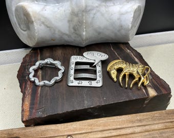 Conjunto de broches de plata con forma de vieira, firmados por JJ Cat Meow, Gerry's Zebra.