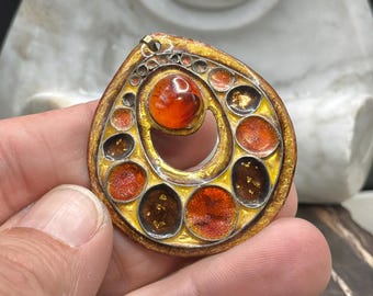 Colgante de esmalte, lámina de oro cloisonné, cabujón de vidrio artístico ámbar, estudio modernista, 2 pulgadas