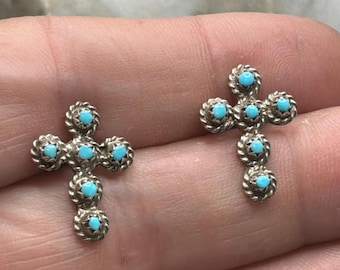 Pendientes de cruz Petit Point de plata de ley con turquesa, estilo Zuni, nuevos y firmados.