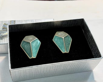Pendientes de botón geométricos Trifari de esmalte color verde azulado, forma de escudo facetado, tono dorado, 2,5 cm (1 pulgada)