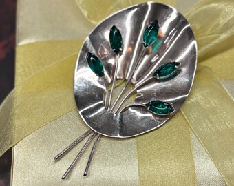 Broche En Argent Avec Pierre Verte - Bijou Vintage D'occasion, Détail Unique