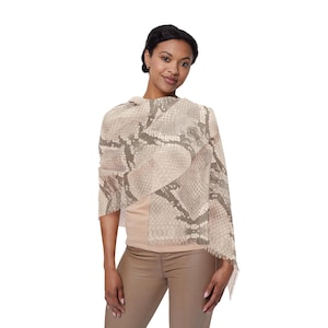 Bufanda ligera para el cuello con estampado neutro de piel de serpiente / Chal de lujo para el hombro con estampado de pitón beige / Elegante chal de viaje para resort (68,5 x 180 cm)