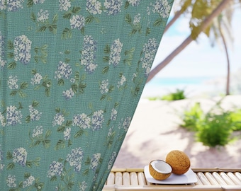 Cortina/panel floral con estampado de hortensias azules, decoración botánica.