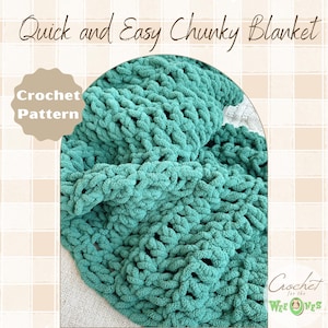 Può includere: Una coperta di uncinetto spessa color blu-verde con il titolo "Quick and Easy Chunky Blanket Crochet Pattern". La coperta è realizzata con filato spesso e ha un design testurizzato a punto aperto.