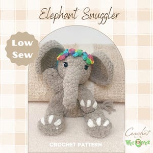 Può includere: Un elefante grigio all'uncinetto, ornato da una corona floreale arcobaleno. L'elefante ha grandi orecchie, una proboscide e dettagli bianchi sui piedi. Il testo sull'immagine recita "Elephant Snuggler", "Low Sew" e "CROCHET PATTERN".
