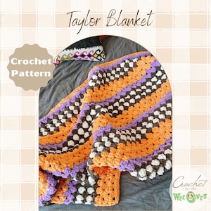 Può includere: Una coperta all'uncinetto in arancione, viola, marrone e bianco. La coperta è piegata e drappeggiata su una superficie grigia. Il testo "Taylor Blanket" è in alto nell'immagine. Il testo "Crochet Pattern" è in un cerchio in basso a sinistra dell'immagine. Il testo "Crochet for the Wee Ones" è in un cerchio in basso a destra dell'immagine.