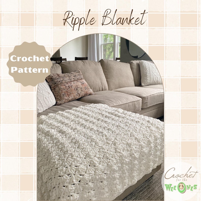 Pu&ograve; includere: Coperta a uncinetto bianca con onde su un divano beige con il testo "Ripple Blanket" e "Crochet Pattern" in un cerchio. Il testo "Crochet for the Wee Ones" &egrave; nell'angolo in basso a destra dell'immagine.