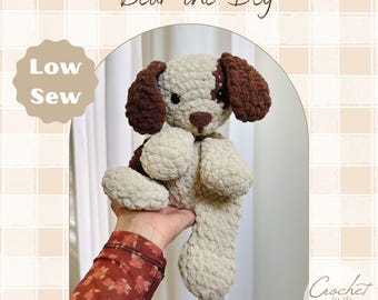 Pode incluir: Um brinquedo de cachorro de crochê feito à mão em creme e marrom. O cachorro tem orelhas caídas, um nariz pequeno e uma expressão amigável. O texto "Bear the Dog" está acima do cachorro, e "Low Sew" está em um distintivo. A palavra "CROCHET PATTERN" está embaixo.