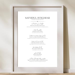 Puede incluir: Una impresión blanca enmarcada con texto negro. El texto está en escritura árabe e inglés, con el título "SAYYIDUL ISTIGHFAR". La impresión se muestra en un marco blanco sobre un fondo neutro, lo que sugiere una estética minimalista.